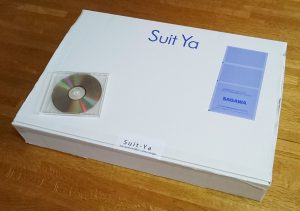 Suit-Yaさんから届いたオーダースーツの入ってる箱。置いてあるCDは大きさの比較用です。ドライバーソフトウェアとか付いてませんからね。